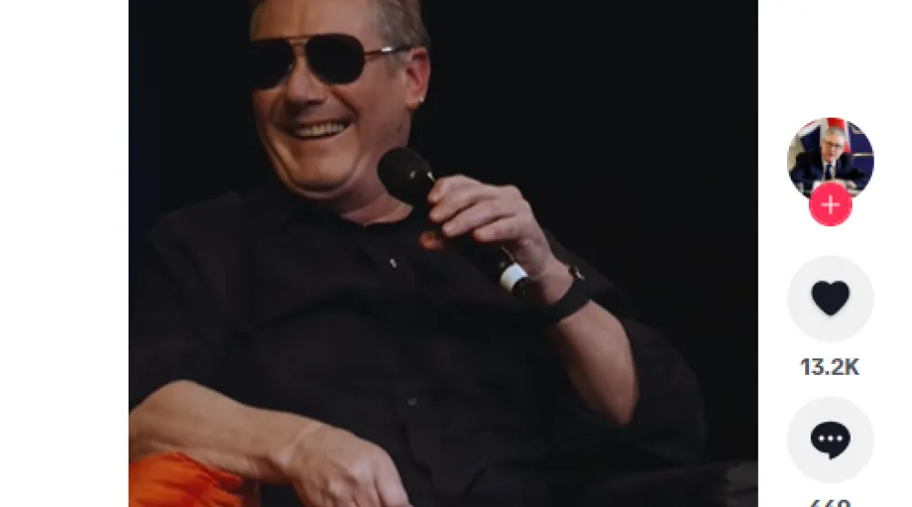 لقطة شاشة تُظهر الفيديو الذي نشره رئيس الوزراء البريطاني كير ستارمر على منصة «تيك توك» وهو يرتدي نظارة شمسية