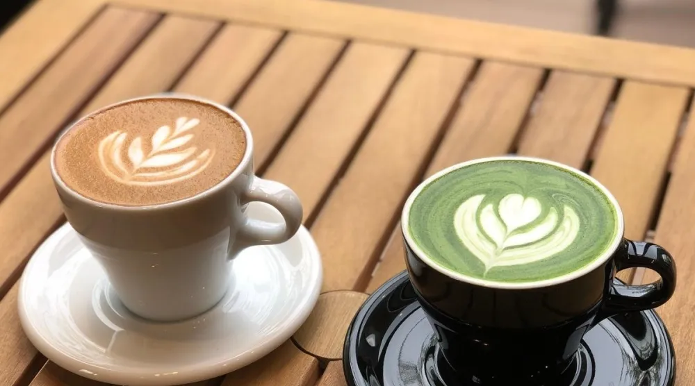 يعتمد اختيار القهوة أو الماتشا على تفضيلاتك وأهدافك الصحية (بيكسباي)