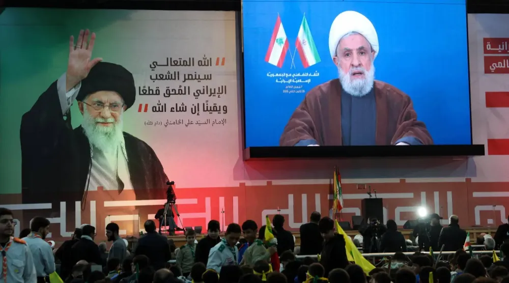 Hizbullah Genel Sekreteri Naim Kasım, Beyrut'un güney banliyölerinde Hizbullah tarafından İran'ı desteklemek için düzenlenen programda konuşurken (Reuters)