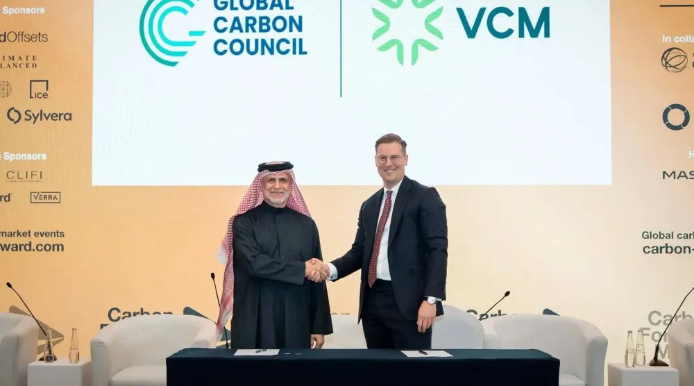 خلال توقيع الشراكة بين «سوق الكربون الطوعية» و«المجلس العالمي للبصمة الكربونية» (واس)