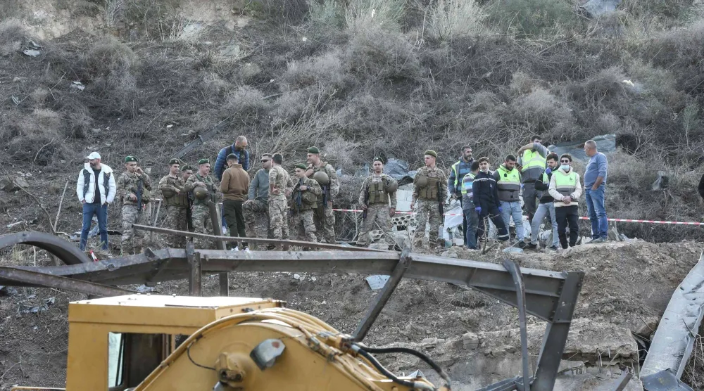 جنود من الجيش اللبناني يتفقدون موقع غارة جوية إسرائيلية استهدفت مبنى في قرية كفردونين بجنوب لبنان يوم 25 يناير 2026 (أ.ف.ب)