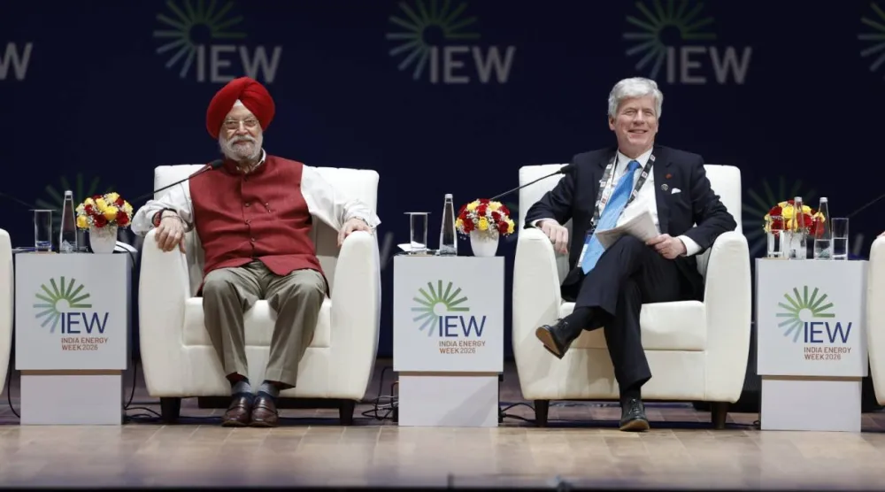 وزير النفط الهندي ونظيره الكندي خلال إحدى الجلسات بقمة أسبوع الطاقة في الهند (الموقع الرسمي للقمة)