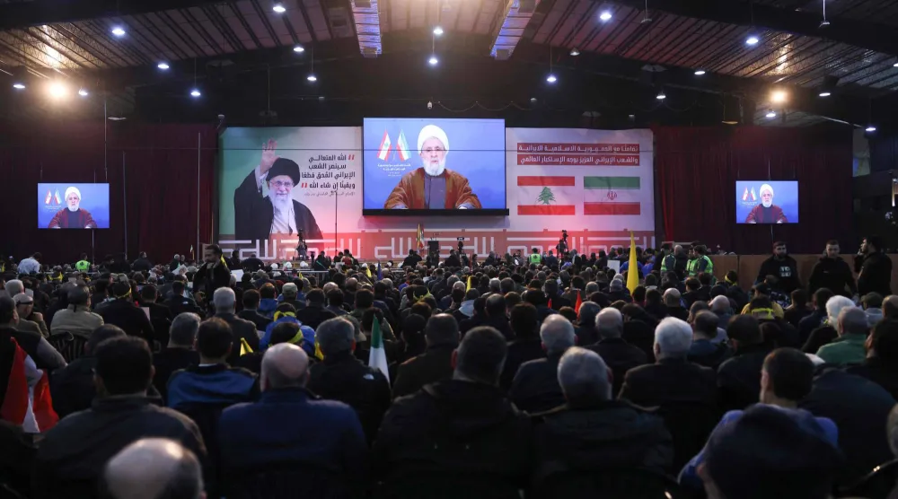 نعيم قاسم متحدثاً في تجمع دعا له «حزب الله» في الضاحية الجنوبية مساء الاثنين دعماً لإيران (أ.ف.ب)