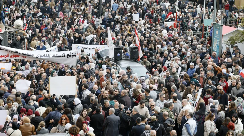 عسكريون متقاعدون وموظفون في القطاع العام يشاركون في احتجاجات واسعة في وسط بيروت بالتزامن مع مناقشة البرلمان لمشروع الموازنة (إ.ب.أ)