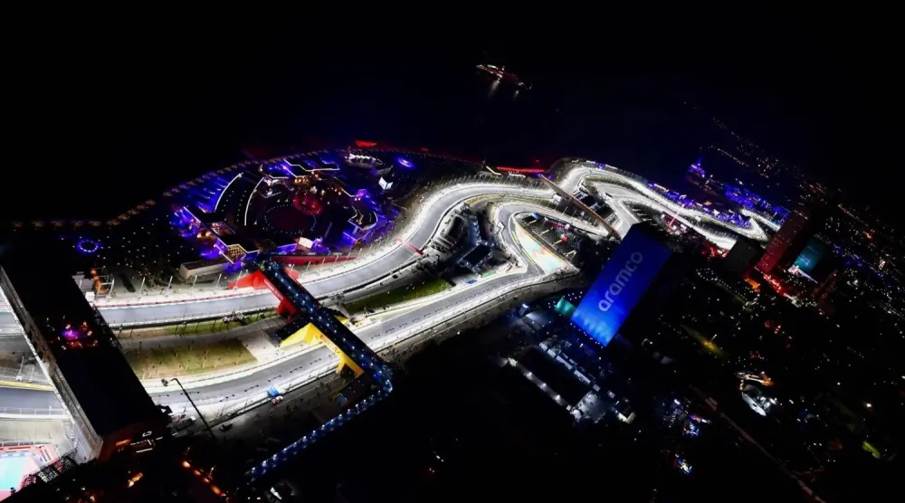 السباقات الليلية على حلبة كورنيش جدة قدمت صورة عصرية مغايرة للمدينة (الشرق الأوسط)