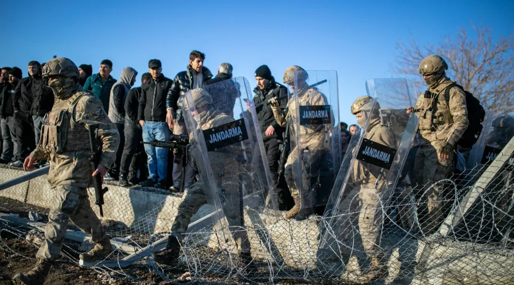 قوات أمن تركية منعت أكراداً من عبور الحدود في نصيبين بولاية ماردين لدعم «قسد» (إ.ب.أ)