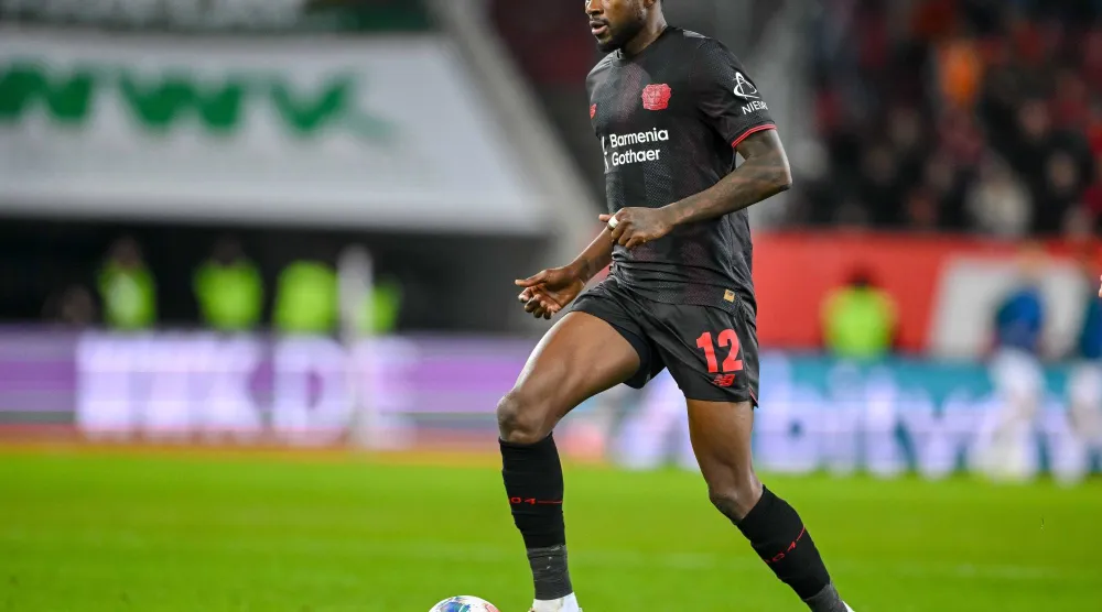 البوركينابي إدموند تابسوبا مدافع باير ليفركوزن (د.ب.أ)