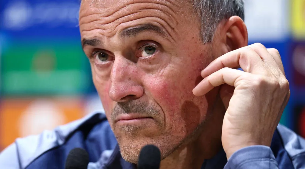 لويس إنريكي مدرب باريس سان جيرمان (أ.ف.ب)