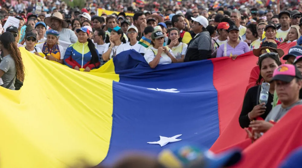 متظاهرون يطالبون بالإفراج عن الرئيس الفنزويلي نيكولاس مادورو وزوجته سيليا فلوريس بعد اعتقالهما من قبل القوات الأميركية (رويترز)