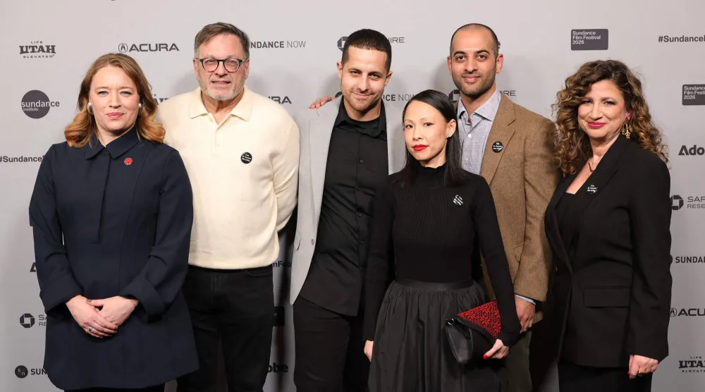 طاقم عمل فيلم «أميركان دكتور» خلال مهرجان «ساندانس» السينمائي لعام 2026 بمسرح راي في يوتاه بالولايات المتحدة 23 يناير 2026 (أ.ف.ب)