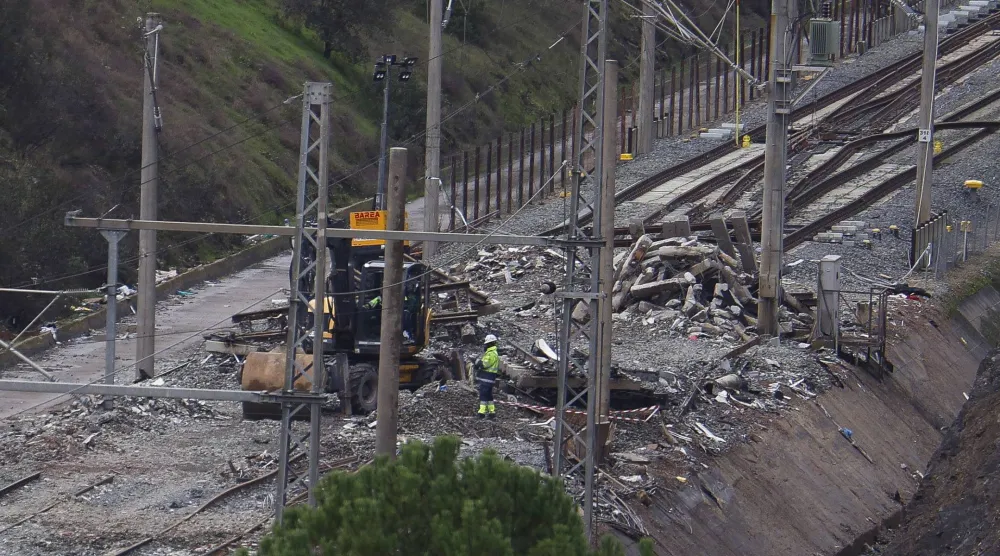 موقع حادث القطار الفائق السرعة في إسبانيا (إ.ب.أ)