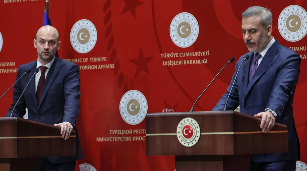 وزيرا الخارجية التركي هاكان فيدان والفرنسي جان نويل بارو خلال مؤتمر صحافي مشترك عقب مباحثاتهما في أنقرة الثلاثاء (أ.ف.ب)