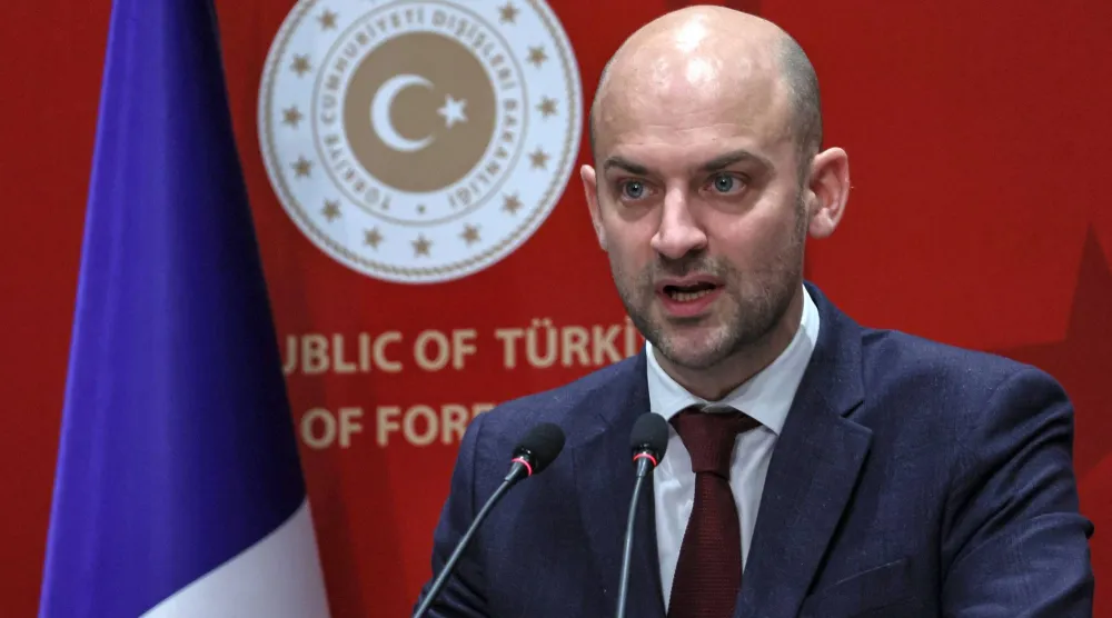 وزير الخارجية الفرنسي جان نويل بارو يتحدث خلال مؤتمر صحافي مع نظيره التركي بأنقرة في 27 يناير 2026 (أ.ف.ب)
