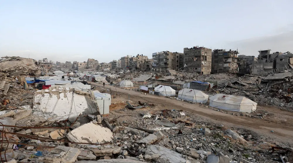 مخيم يؤوي فلسطينيين نازحين وسط أنقاض مبانٍ دمرتها الحرب... مدينة غزة 27 يناير 2026 (رويترز)