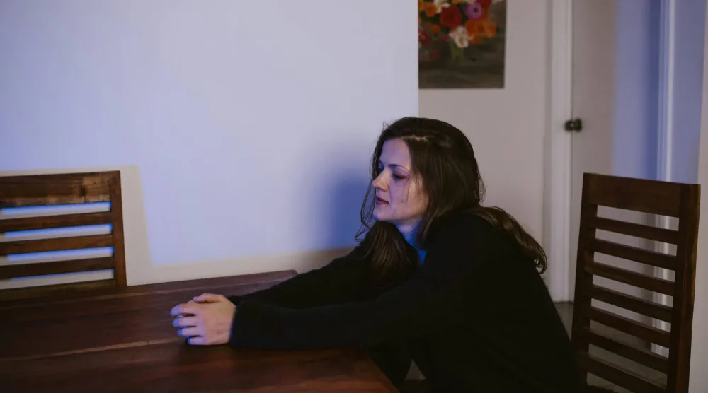 النقد الذاتي يلقي بظلاله على نظرتنا إلى أنفسنا وكذلك على الطريقة التي نعتقد أن الآخرين يروننا بها (بيكسلز)