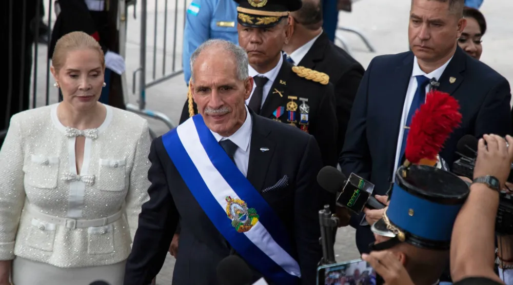 الرئيس الهندوراسي نصري عصفورة يرتدي الوشاح الرئاسي أثناء سيره مع زوجته السيدة الأولى ليسيت ديل سيد... بعد حفل تنصيبه أثناء مغادرتهما مبنى الكونغرس في العاصمة تيغوسيغالبا... هندوراس 27 يناير 2026 (أ.ب)