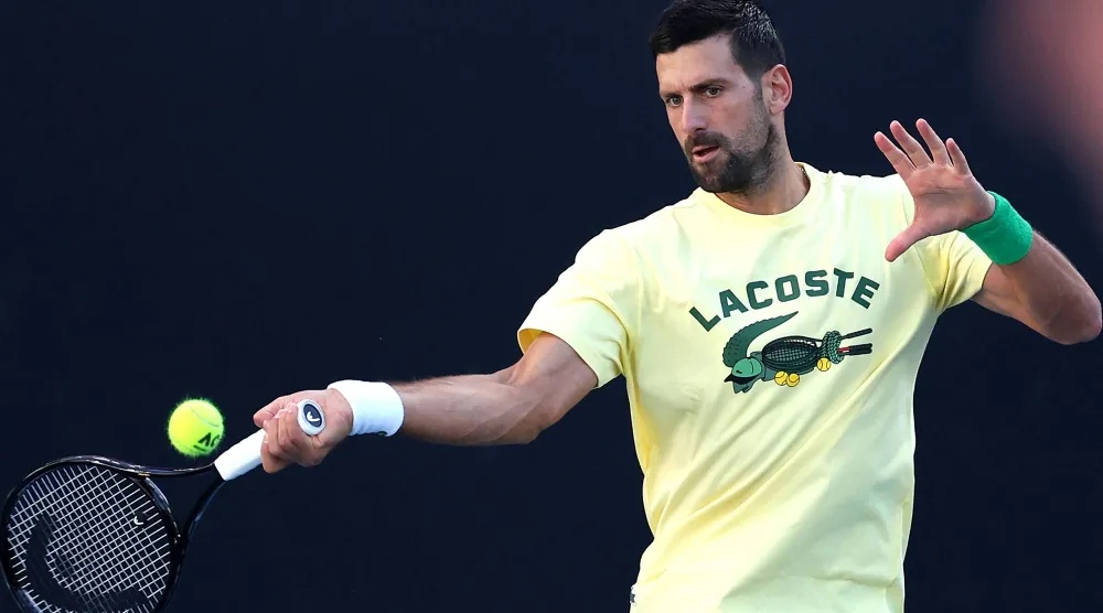 الصربي نوفاك ديوكوفيتش يستعد لمواجهة موزيتي (أ.ف.ب)