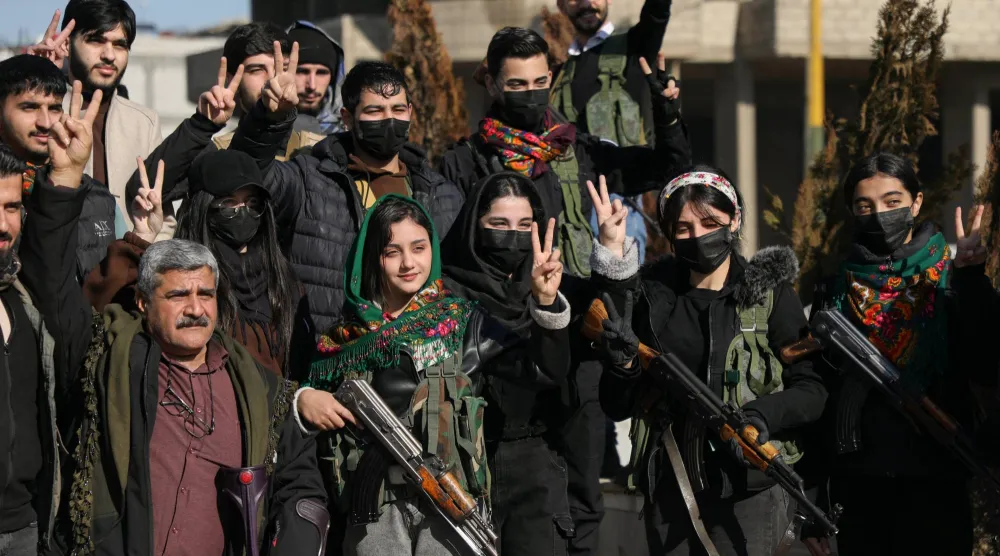 متطوعون أكراد يحملون السلاح في القامشلي (رويترز) 