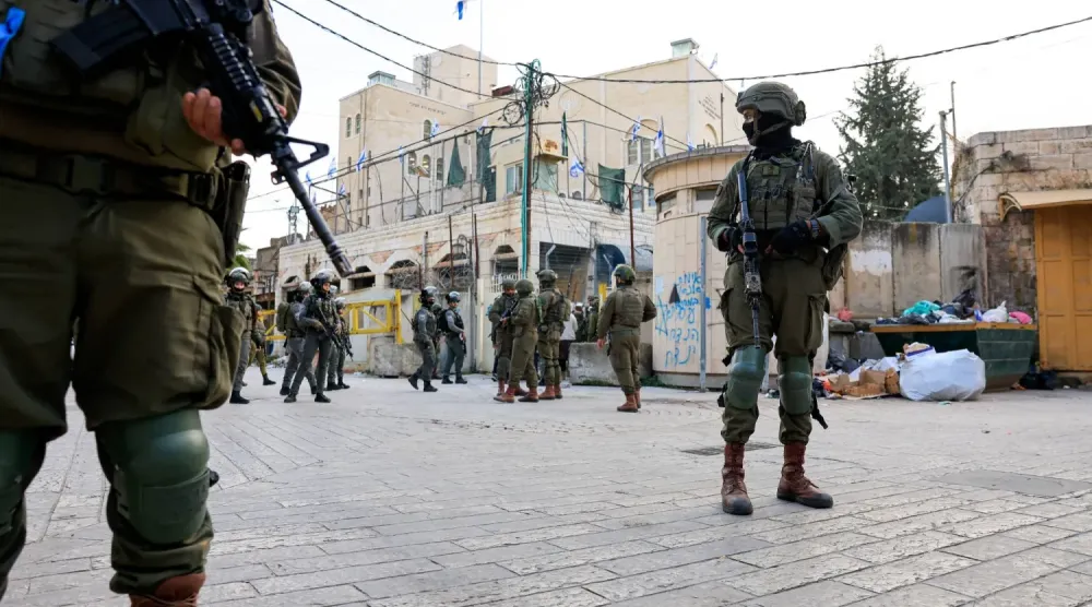 Hebron'daki İsrail askerleri (Reuters)