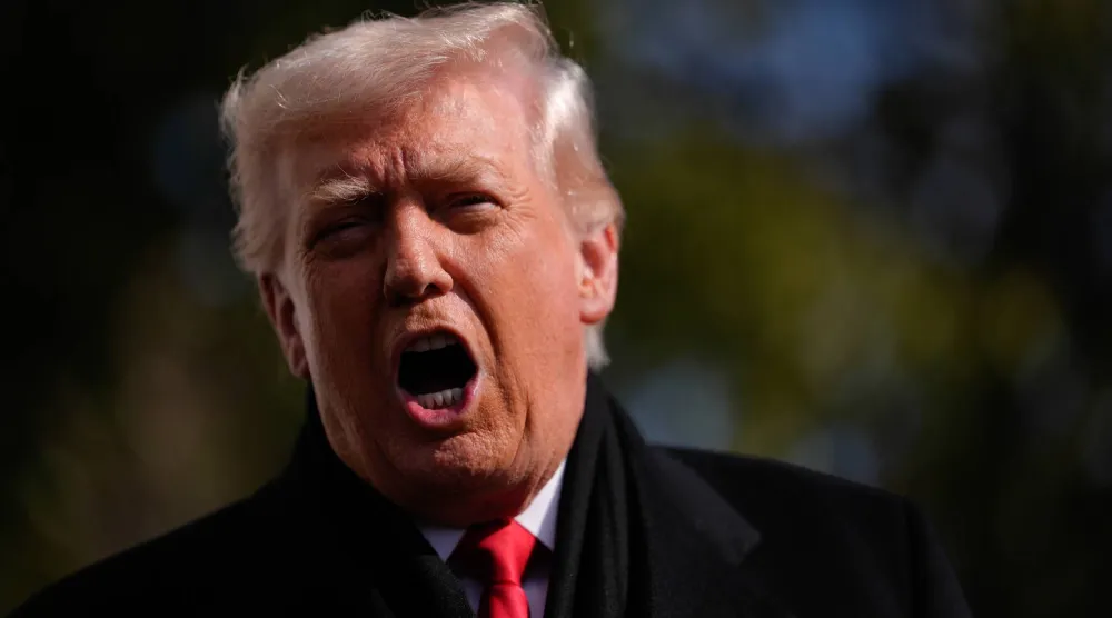 الرئيس الأميركي دونالد ترمب يتحدث إلى الصحافيين في الحديقة الجنوبية للبيت الأبيض (إ.ب.أ)