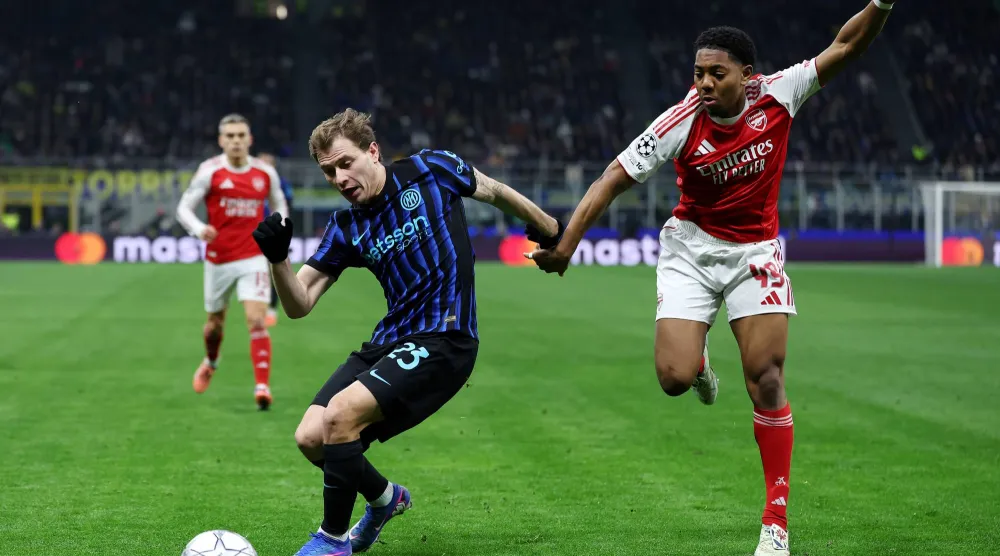 نيكولو باريلا «يسار» يغيب عن إنتر في مواجهة دورتموند (د.ب.أ) 