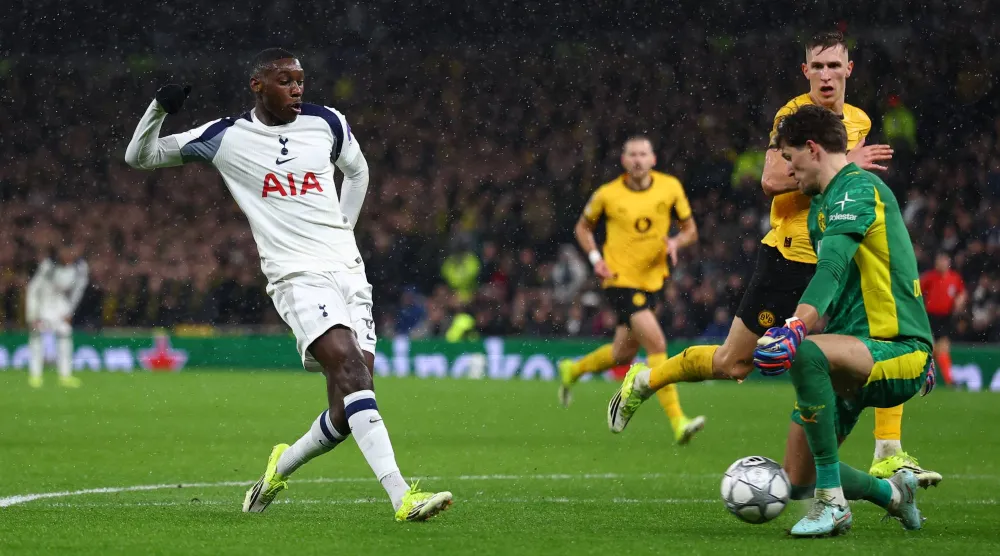 راندال كولو مواني «يسار» تعرض لحادث بسيط (رويترز)