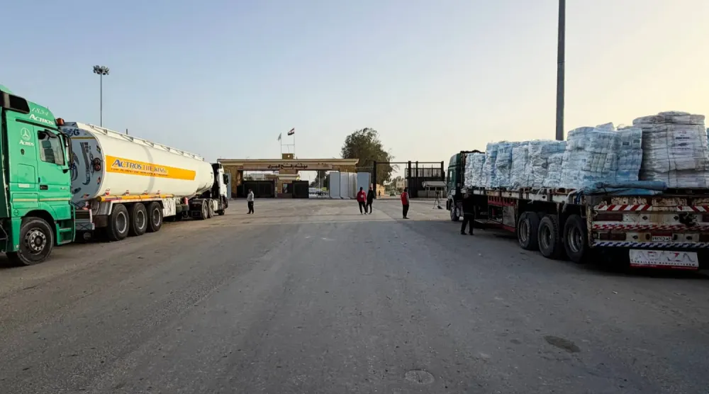 Refah sınır kapısının Mısır tarafında gıda ve tıbbi malzeme yüklü olarak bekleyen kamyonlar, (Reuters)