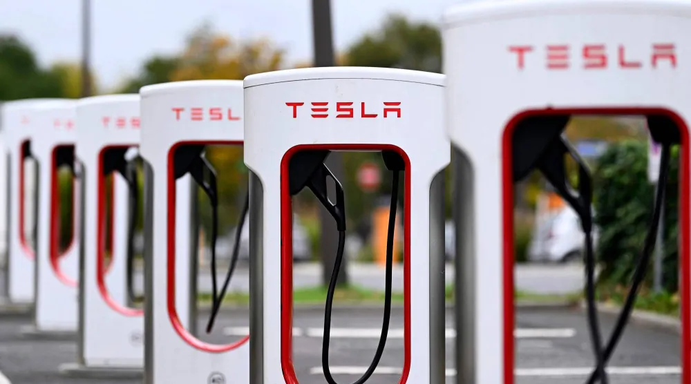 محطات شحن كهربائية لسيارات تسلا في مركز تسوق في بوكوم غرب ألمانيا (أ.ف.ب)