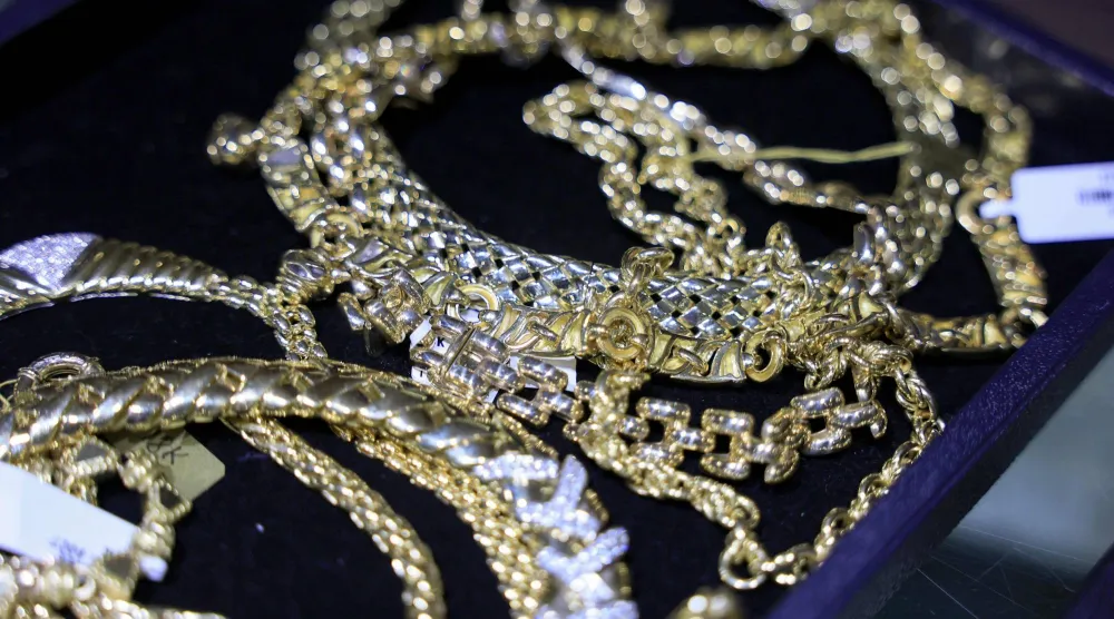 مجوهرات ذهبية في متجر للمجوهرات في بورصة المجوهرات الدولية (أ.ف.ب)