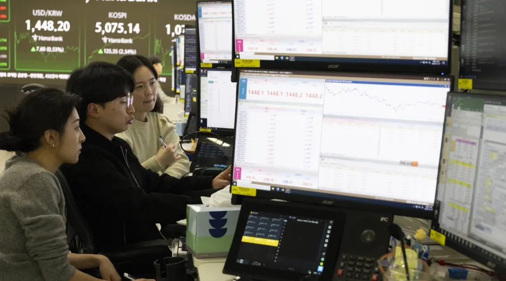 وسطاء يعملون أمام شاشات التداول في بنك «هانا» بكوريا الجنوبية (إ.ب.أ)