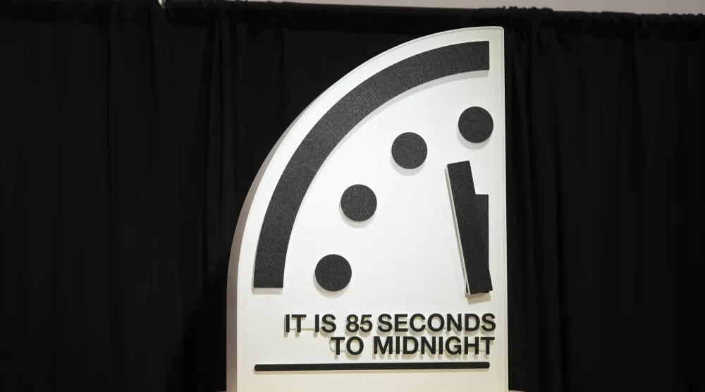 تم ضبط الساعة عند 85 ثانية فقط قبل منتصف الليل (أ.ب)