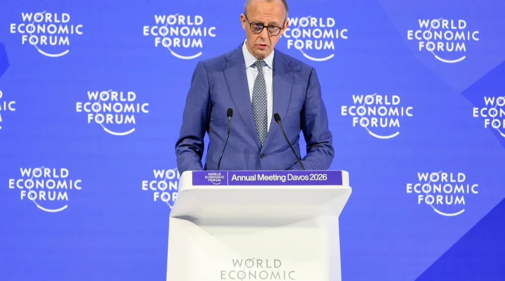 المستشار الألماني فريدريش ميرتس يلقي كلمته خلال الاجتماع السنوي للمنتدى الاقتصادي العالمي 2026 في دافوس (د.ب.أ)
