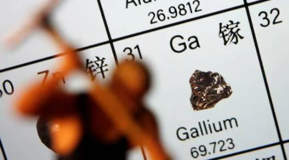 نموذج مصغر لعامل بجانب مجسم لعنصر الغالينوم في هذه الصورة التوضيحية (رويترز)