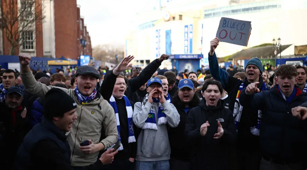 نادي تشيلسي طالب جماهيره بالحذر من أي مواجهات مع مشجعين آخرين (أ.ف.ب)