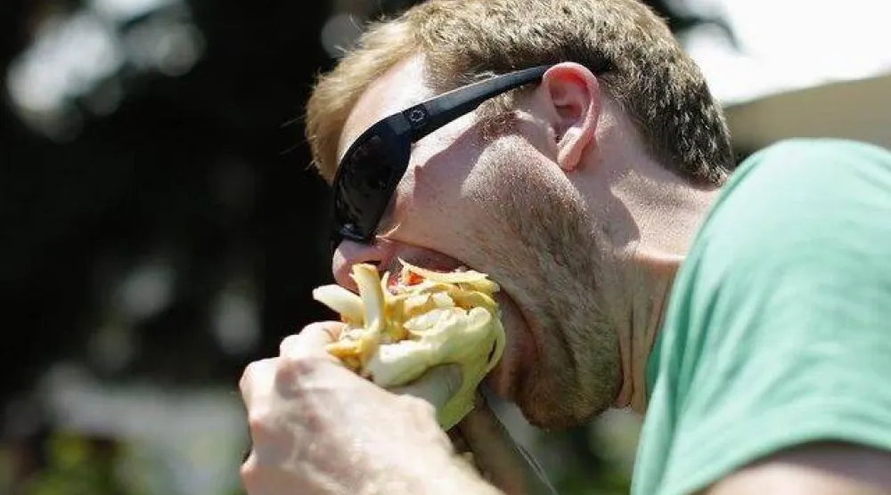 يلعب النظام الغذائي دوراً محورياً في التحكم بمستويات ضغط الدم (رويترز)