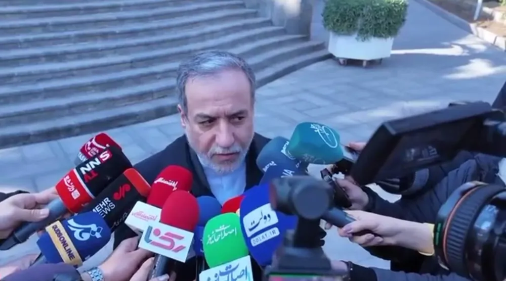 صورة من فيديو نشره حساب عراقجي الرسمي على شبكة «تلغرام» الأربعاء من تصريحاته للصحافيين على هامش اجتماع الحكومة