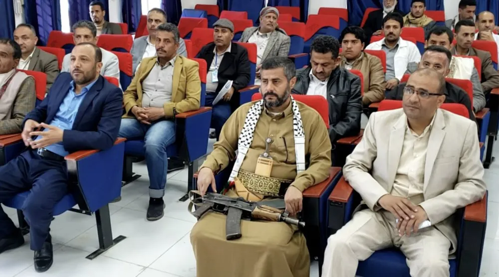 
القيادي الحوثي محمد البخيتي خلال فعالية بجامعة ذمار مع سلاحه الشخصي (إعلام حوثي)

