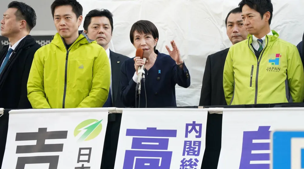 رئيسة الوزراء اليابانية ساناي تاكايتشي خلال حملة للانتخابات بالعاصمة طوكيو (أ.ف.ب)