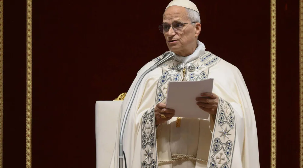 البابا ليو الرابع عشر وهو يترأس قداس ليلة رأس السنة في كاتدرائية القديس بطرس بالفاتيكان (إ.ب.أ)
