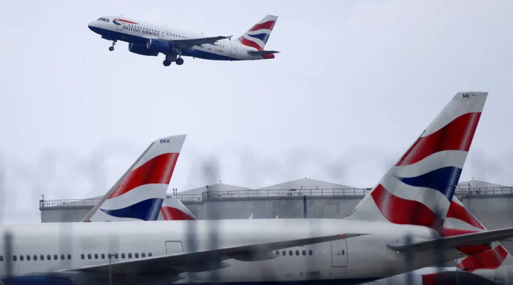 طائرة تابعة للخطوط الجوية البريطانية تحلق في الجو (رويترز)