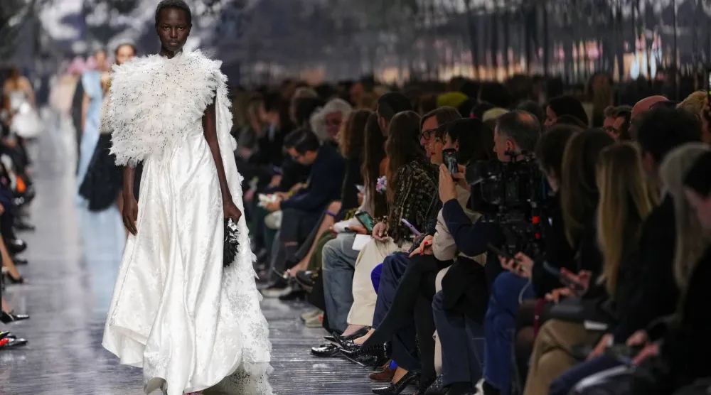 المشهد هذا العام يعطي الانطباع بأن عروض الأزياء ثانوية مقارنة بوجود النجوم (أ.ب)