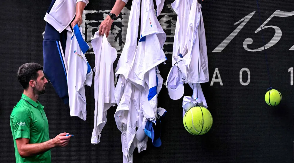 نوفاك ديوكوفيتش يوقِّع لمعجبيه (أ.ف.ب)