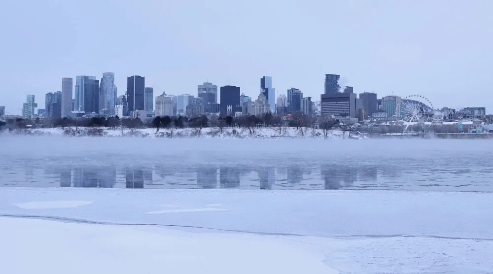 الثلوج تغطي شوارع مونتريال (د.ب.أ)