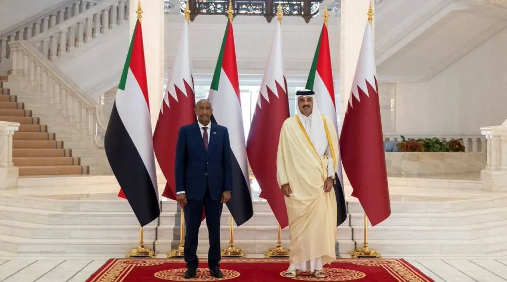 أمير قطر الشيخ تميم بن حمد آل ثاني مستقبلاً رئيس «مجلس السيادة» السوداني عبد الفتاح البرهان في الدوحة يوم 27 يناير 2026 (رويترز)