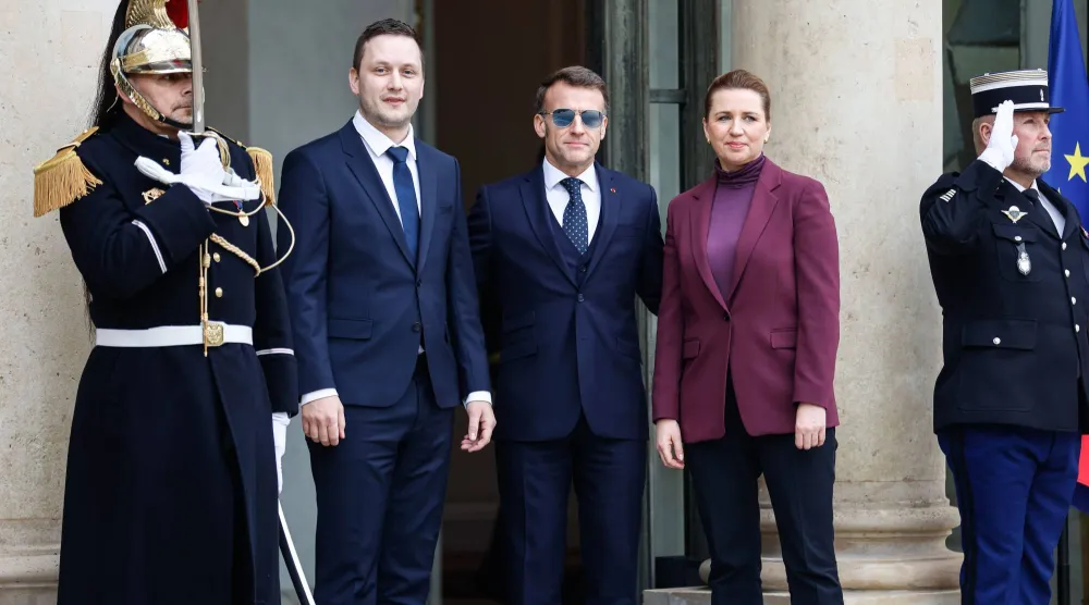 الرئيس الفرنسي إيمانويل ماكرون مستقبلاً ظهر الأربعاء رئيسَي وزراء الدنمارك وغرينلاند على مدخل قصر الإليزيه في باريس (إ.ب.أ)