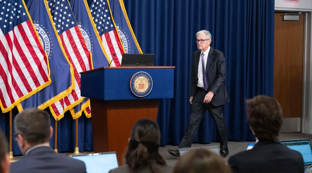 باول يدخل القاعة استعداداً لبدء مؤتمره الصحافي بعد قرار لجنة السياسة النقدية (أ.ف.ب)