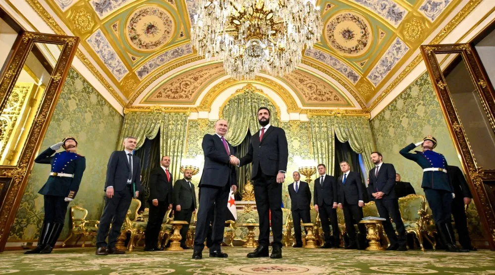 الرئيس الروسي فلاديمير بوتين مستقبلاً الرئيس السوري أحمد الشرع في الكرملين (د.ب.أ)