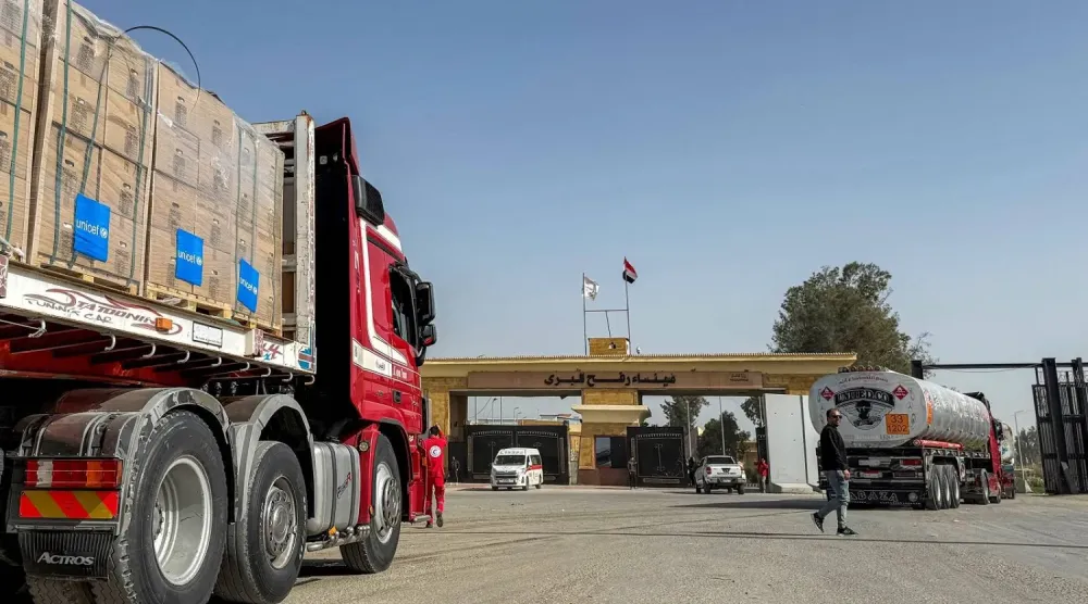 Refah Sınır Kapısı’nın Mısır tarafında bekleyen yakıt tankerleri ve insani yardım malzemesi yüklü tırlar (AFP)