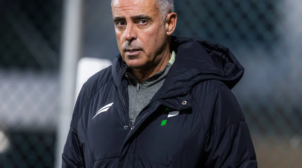 غوميز مدرب الفتح خلال التدريبات الأخيرة (موقع النادي)