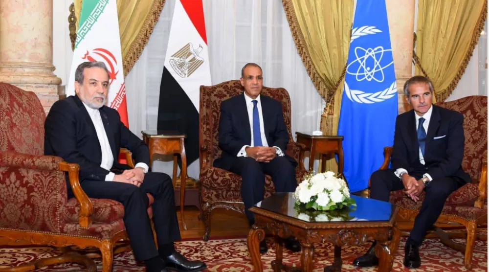 وزير الخارجية الإيراني عباس عراقجي مع نظيره المصري بدر عبد العاطي ومدير الوكالة الدولية للطاقة الذرية رافائيل غروسي بالقاهرة في سبتمبر الماضي (الخارجية المصرية)